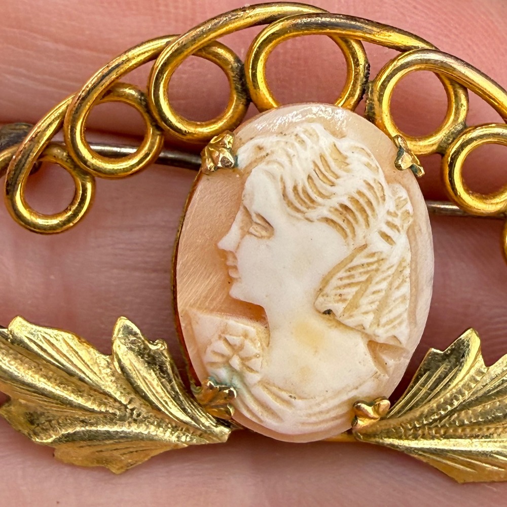 Vintage C.T.‎ Cameo Brooch 10kt Gold Filled Shell Leaf